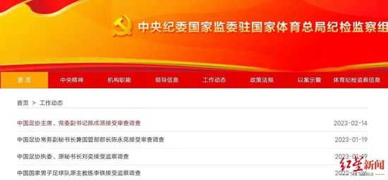 作为加拿大“电影神童”,多兰在戛纳、威尼斯和多伦多电影节上都曾有所斩获 泰勒与洛德闺蜜情猛增 模仿《铁达尼》经典动作 2014-03-10 纽约当地时间3月9日,歌手泰勒·斯威夫特与她的新闺蜜格莱美天后洛德现身街头摆姿势合影,两人化身《泰坦尼克号》里的杰克和露丝,一前一后摆经典pose,十分逗趣。